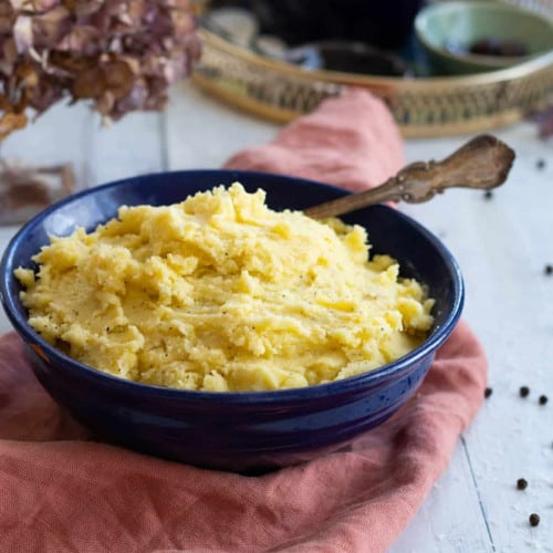 Mashed potatoes without milk in a bowl.