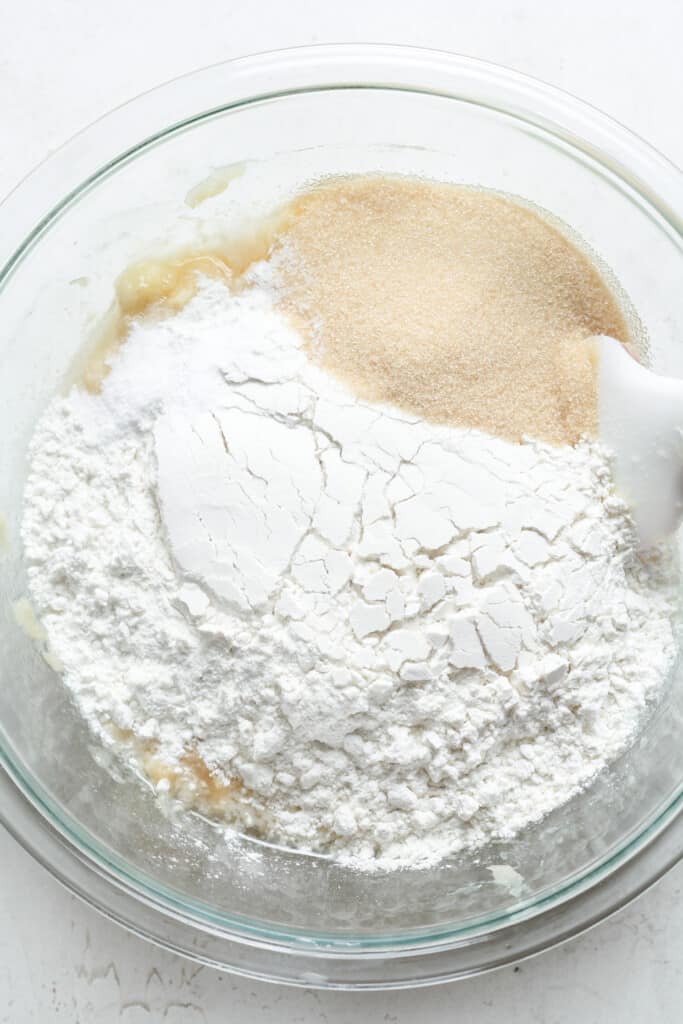 Flour, sugar and bananas in bowl.