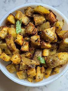 Air-Fryer-Sweet-Potato-Cubes-in-a-bowl